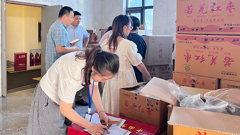 華東工控為全體員工發(fā)放中秋節(jié)<i style='color:red'>福利</i>